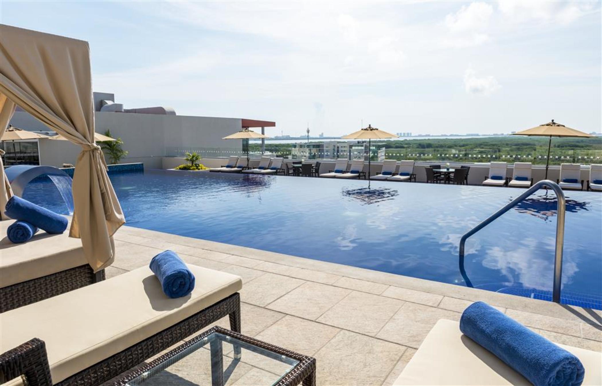 Four Points By Sheraton Cancun Centro Екстериор снимка